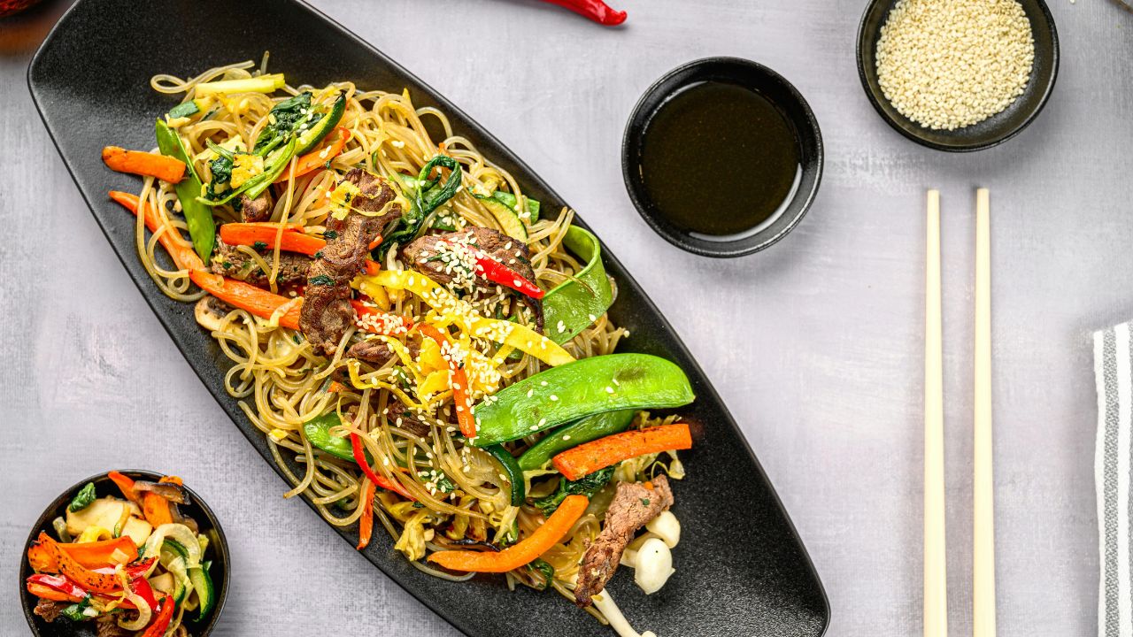 _A colorful Easy Asian Dinner Recipe featuring chicken and vegetables in a wok.