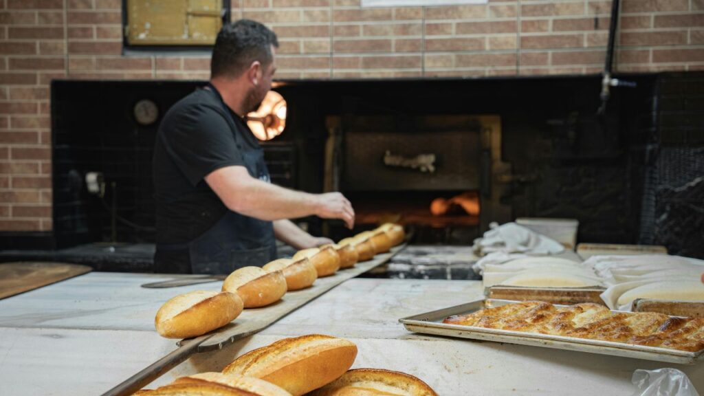 _Comparison showing how the same pizza dough can be used for thin crusts or thick bread loaves.